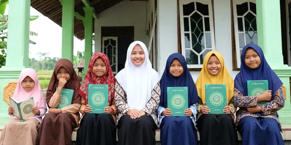 Background Wakaf Quran Cahaya Senyum Indonesia